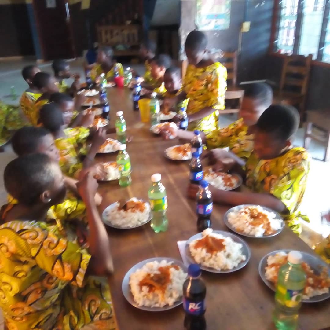 Célébration des fêtes de fin d’année: Wenesso Foundation a offert des vivres alimentaires aux orphelins au Togo